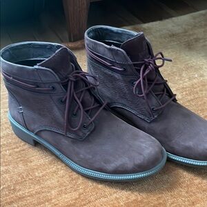 Kodiak plum waterproof boots, size 9